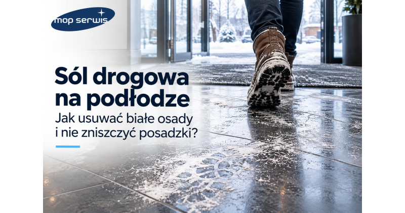 Usuwanie białych osadów po soli drogowej z posadzki w strefie wejściowej – zimowe czyszczenie podłogi w nowoczesnym lobby.
