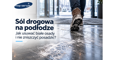 Usuwanie białych osadów po soli drogowej z posadzki w strefie wejściowej – zimowe czyszczenie podłogi w nowoczesnym lobby.